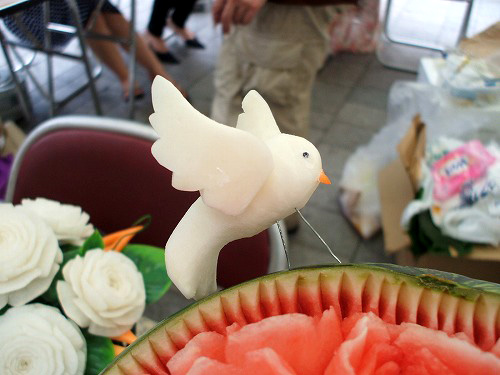 野菜でできた小鳥の彫刻