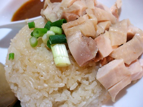 スープで炊いたタイ米と蒸し鶏