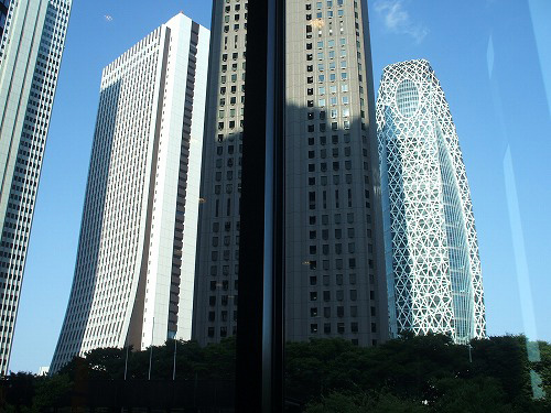 窓際の席からのビルの風景