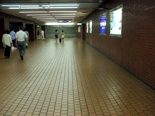 新宿地下の通路