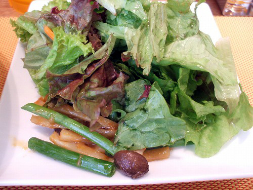 白身魚の炒め物と緑のサラダ