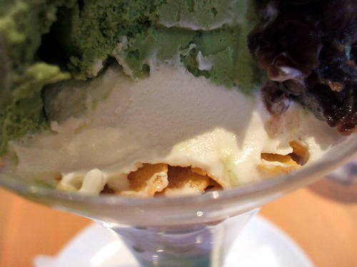 下にはバニラアイス