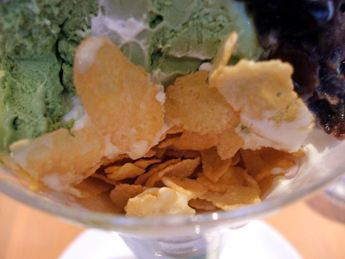バニラアイスの下はコーンフレーク