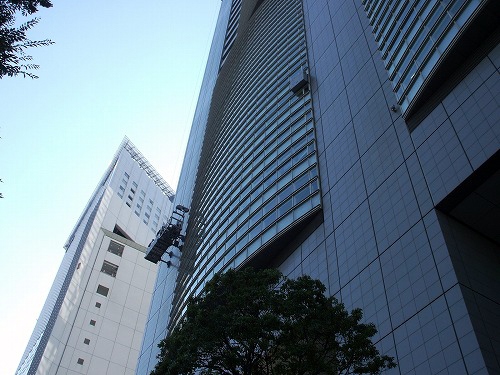 小田急サザンタワーの隣のビル