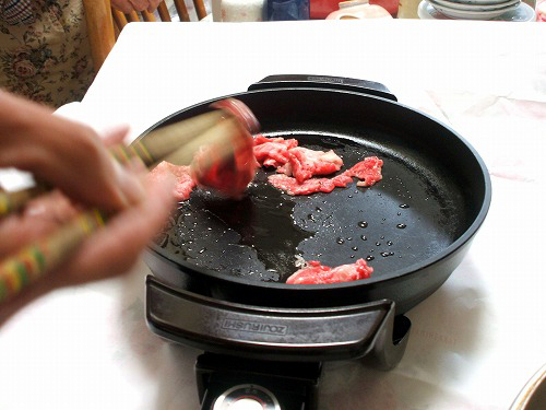 鍋で肉を焼いていきます