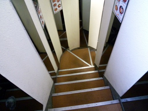 地下に降りる階段