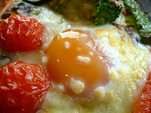 焼きトマトに半熟卵