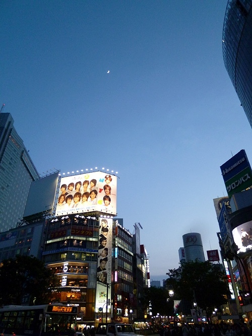 夕方の渋谷と月