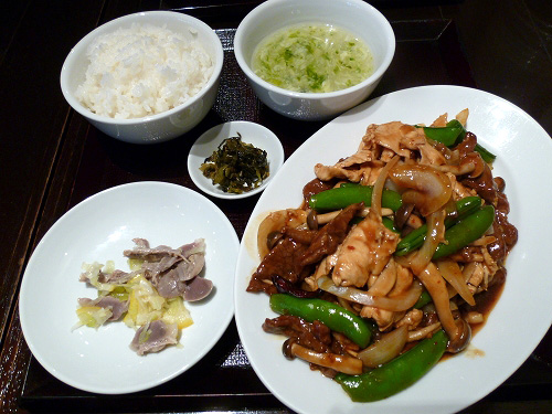 牛肉・鶏肉・スナップエンドウのピリ辛炒め定食