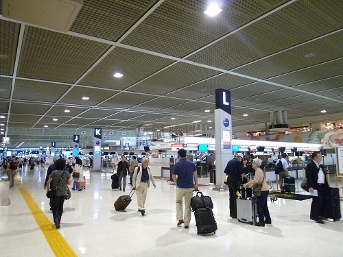 成田空港　チェックインカウンター